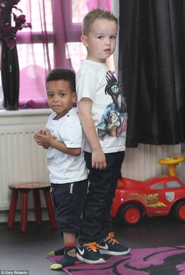 Mặc dù nhỏ bé, nhưng Levi đã mạnh mẽ chiến đấu khi trải qua 4 ca phẫu thuật để có được sức khỏe tốt như hiện nay.