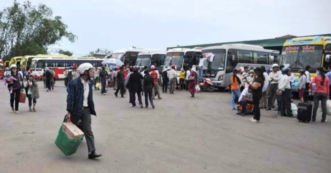 Cac hang xe nhao nhao vi ben xe Quang Ngai dot ngot dong cua hinh anh