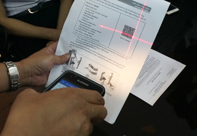 Mua ve dien tu, mat the van duoc len tau hinh anh