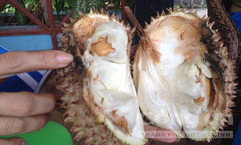 Sau rieng tiem hoa chat ep chin bay ban tran lan hinh anh