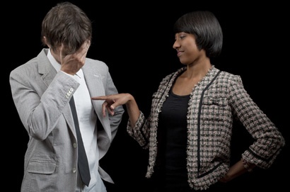 4. Anh thực sự sẽ mặc bộ đồ này đấy hả? “Không, tôi đã nghĩ chúng ta mặc đẹp và giả vờ mặc những thứ này”.