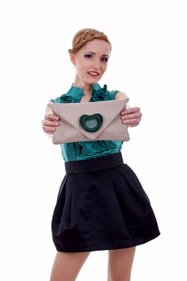 6. Anh có thể cầm hộ em chiếc ví của em được không? “Đương nhiên là không rồi. Tại sao chúng ta không thể giấu nó vào cái chậu hoa kia nhỉ?”.