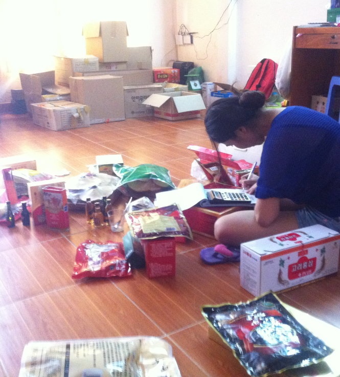 Bà N.T.L. đưa ra hàng loạt sản phẩm nhân sâm, hồng sâm, nấm linh chi để chào hàng tại điểm tập kết hàng đường Dương Quảng Hàm (Q.Gò Vấp, TP.HCM)