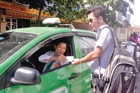 Di taxi Viet Nam dat gan gap doi Thai Lan hinh anh