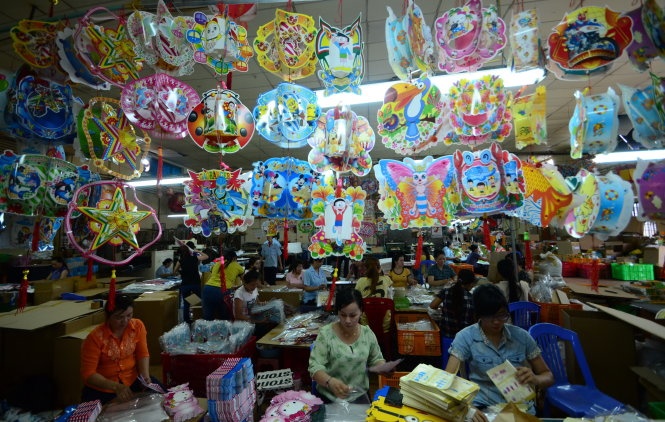 Các mẫu mã lồng đèn do cơ sở sản xuất lồng đèn của một công ty ở TP.HCM thiết kế và lắp ráp.