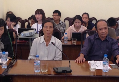 Nan nhan tin dung den dong loat keu cuu hinh anh