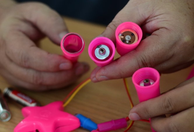 Bên trong cán đèn. Cán đèn nhái có đầu tiếp pin bị hoen gỉ, trầy. Đã có cảnh báo nếu sử dụng lâu có thể tăng nhiệt.