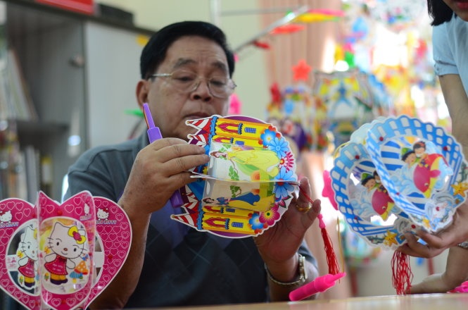 Một chiếc lồng đèn nhái có in tem hợp quy lên sản phẩm.