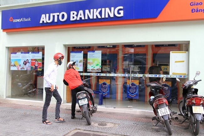 Tiep tuc dinh chi mot Pho tong giam doc DongA Bank hinh anh