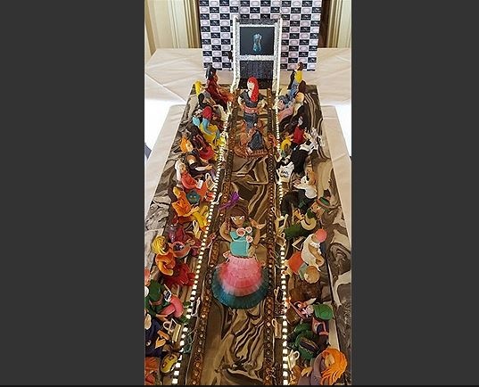 Chiếc bánh được lấy cảm hứng từ một sàn diễn thời trang với các bộ trang phục, túi xách phong cách hàng hiệu.