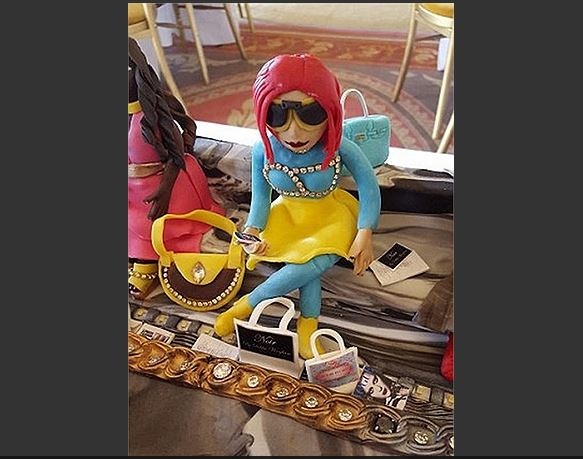 Thời gian làm chiếc bánh rất kỳ công, mỗi miếng bánh tốn đến hơn 1000 giờ lao động miệt mài.