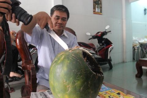 Ông Dũng chia sẻ về quả dưa “lạ”.