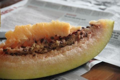 Cắt ra bên trong miếng dưa có màu lạ.