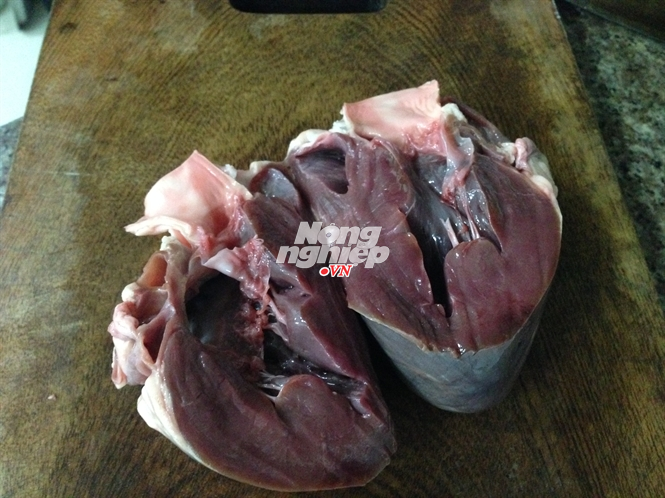 Một quả tim đông lạnh nhập khẩu sau khi rã đông và xẻ đôi... Đọc thêm tại: http://nongnghiep.vn/phia-sau-nhung-qua-tim-lon-sieu-re-post149433.html | NongNghiep.vn