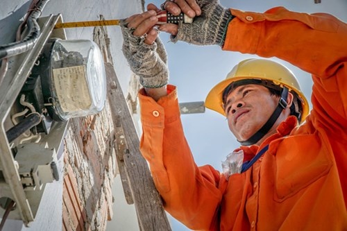 Công tơ điện tử khiến nhiều khách hàng nghi ngờ là nguyên nhân của sự tăng vọt tiền điện (trong ảnh: lắp đặt công tơ điện tử tại quận Hải Châu).