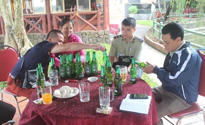 Gia Lai: Nha hang ban bia het han cho khach hinh anh