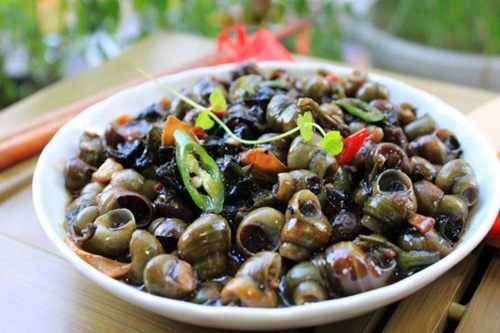 Khi chế biến ốc, nhiều người chủ quan không chế biến kỹ khiến ốc còn sống hoặc chỉ chín tái (Ảnh minh họa: Internet).