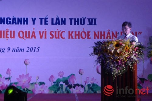 Bác sĩ Lĩnh tới dự đại hội thi đua yêu nước ngành y tế lần thứ 6.