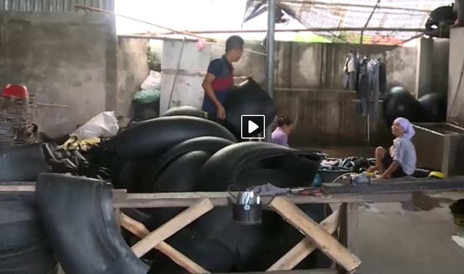 Lao nong kiem chuc ty mot nam tu tai che lop xe hinh anh