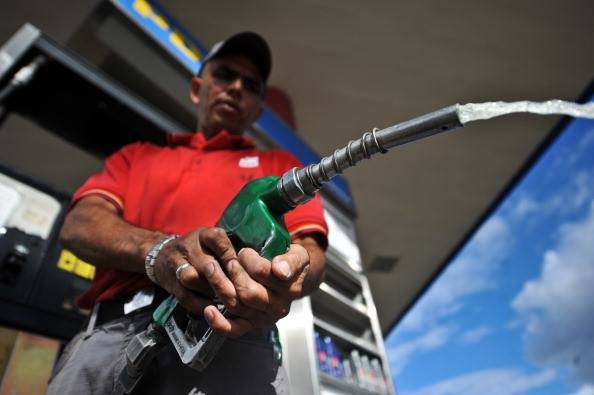 Dat nuoc co gia 1 lit xang bang 1 chiec keo hinh anh