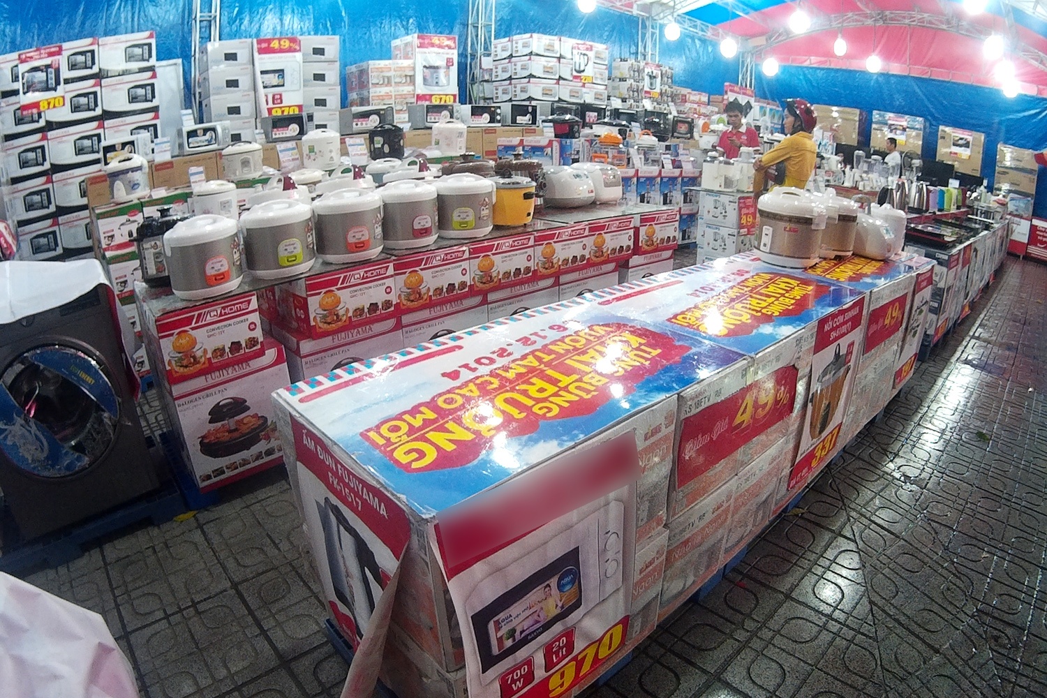 Khu bán hàng khuyến mại với hàng nghìn sản phẩm của một doanh nghiệp điện máy trên đường Cách Mạng Tháng Tám. Ảnh: Zen Nguyễn.