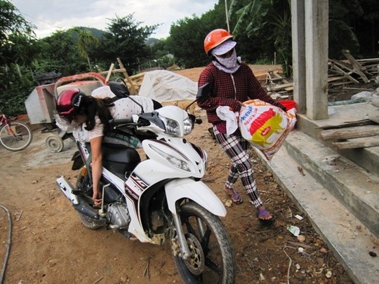 Cứ vào mỗi buổi chiều người dân xã Hương Lộc lại chở từng bao hạt mây đến bán cho thương lái trong vùng.