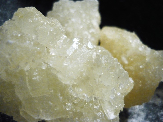 Húng chanh phối hợp với đường phèn chữa ho, viêm họng.