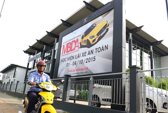 Cho thue dat cong tien ty gia re, ai huong loi? hinh anh