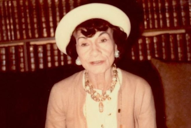 Trang Business Insider cho biết, huyền thoại thời trang Coco Chanel đã lựa chọn mùi hương thứ 5 mà nhà chế tạo nước hoa Ernest Beaux làm riêng cho bà. Ngày mà sản phẩm nước hoa này chính thức ra mắt là ngày 5/5/1921.