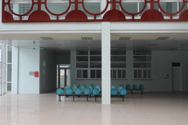 Sảnh đón khách trống vắng.