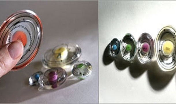 Đồng tiền “vũ trụ” Các nhà khoa học của Trung tâm vũ trụ quốc gia và Đại học Leicester (Anh) vừa thiết kế đồng tiền có tên QUID (viết tắc từ Quasi Universal Intergalactic Denomination). Đồng tiền này được thiết kế để sử dụng trong không gian vũ trụ, để con người có thể mua bán, trao đổi hàng hóa với các nền văn minh khác ngoài trái đất. Đồng tiền QUID có hình oval bằng nhựa, cạnh tròn, và sẽ không gây nguy hiểm khi trong tình trạng vô trọng lực.