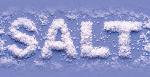 Tiền ăn được Muối đã được sử dụng như là một loại tiền trên khắp thế giới nhiều năm nay. Từ “lương” (salary)thực chất được chuyển từ một từ tiếng La tinh “muối” (salarium) – loại tiền người La mã dùng để mua muối. Trên thực tế, muối là một loại tiền tệ trong suốt thời Trung Cổ ở Đông Phi.  Có thể kể nhiều loại tiền có thể ăn được khác như phô mai Parmigiano (có thể dùng để thế chấp tại các ngân hàng ở Italia); những hạt cacao ở Trung Mỹ, hay bánh trà ở Trung Á, thậm chí là gạch ở Mông cổ được sử dụng như là một nguồn thức ăn nhiều dinh dưỡng sau khi ủ.