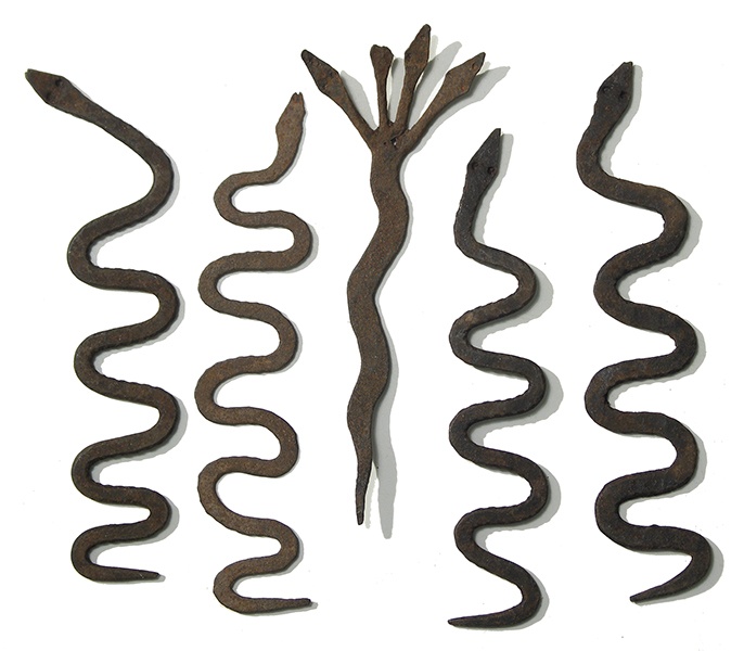 Rắng Lobi Người Lobi là những cư dân cổ xưa của nước Cộng Hòa Ghana, Tây Phi. Những cư dân này chủ yếu là nông dân, dành phần lớn thời gian ở ngoài đồng và thường xuyên phải đối mặt với nhứng con rắn. Để bảo vệ mình, họ rèn rắn sắt đeo bên mình hoặc treo lên bàn thờ bởi họ tin rằng làm như vậy có thể đuổi được rắn. Và những con rắn thân hình cong trở thành tiêu điểm văn hóa của Lobi, được sử dụng rộng rãi trong buôn bán và trao đổi.