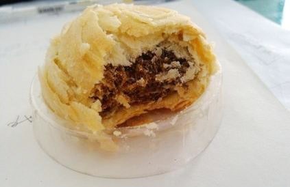 7. Bánh trung thu nhân thịt lợn sốt magi Vốn dĩ món thịt lợn om rau và sốt magi là một món ăn cổ truyền của Trung Quốc có tên “meicai kourou”. Để thỏa mãn những thực khách yêu thích món ăn này, một nhà hàng đã sáng chế ra bánh trung thu nhân “meicai kourou”.