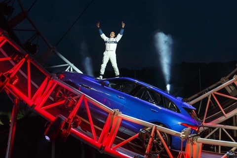 Jaguar F-Pace lap ky luc the gioi voi man lon nhao nguy hiem hinh anh