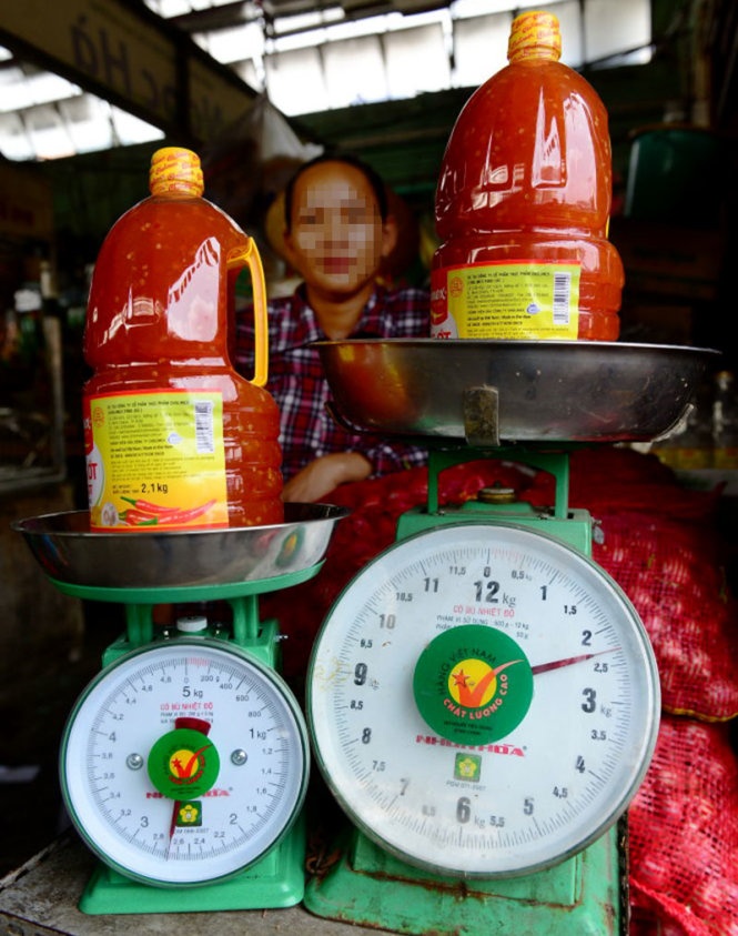 Cùng cân một khối lượng: cân chuẩn của chợ Bà Chiểu (phải) chỉ số 2,3kg, trong khi đó cân đã được “độ” bên trái lên đến gần 2,7kg.