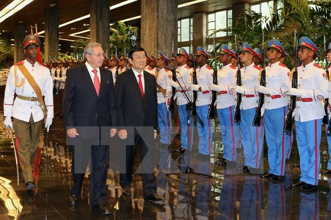 Chủ tịch Hội đồng Nhà nước Cuba Raul Castro và Chủ tịch nước Trương Tấn Sang duyệt đội danh dự. (Ảnh: Nguyễn Khang/TTXVN).