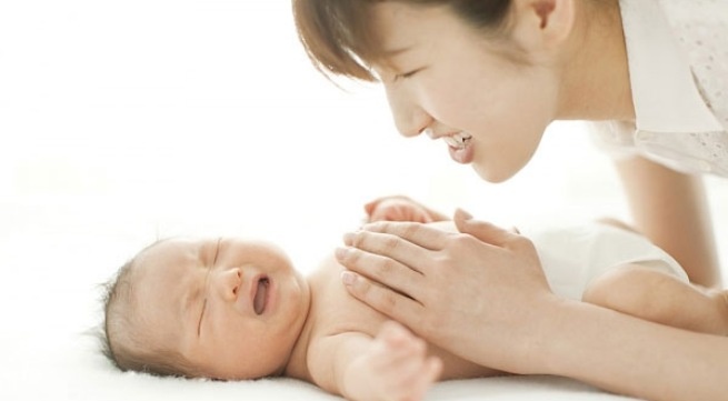 Tre nho thieu canxi, bo sung the nao? hinh anh