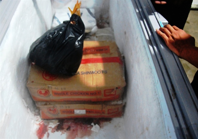 Tủ đông lạnh đầy nước đỏ, tiết ra từ huyết sản phẩm động vật.