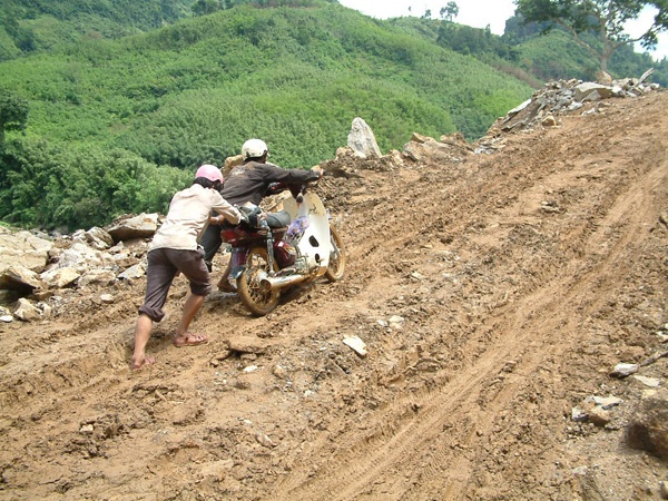 Con đường lên đỉnh trời Ngọc Linh đang được mở về vùng sâm.