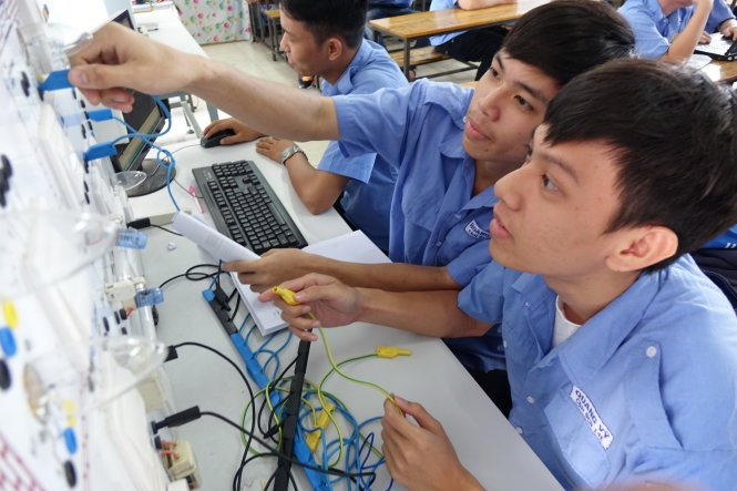 Nang suat lao dong VN: Nua the ky nua moi bat kip Thai Lan hinh anh