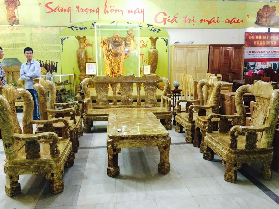 Mặt hàng bán ghế ngọc nghiến có giá từ 150-200 triệu đồng/bộ cũng được giới nhà giàu tìm mua rất nhiều.