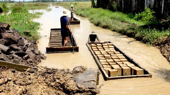 Dua nhau ban dat mat ruong cho thuong lai hinh anh