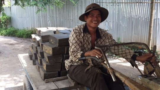 Người dân tự chế ra xe chở đất thu nhập khoảng 300.000 đồng/ngày.