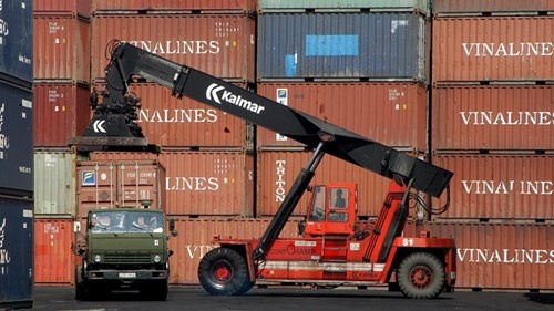 Theo ông Nguyễn Đức Kiên, TPP sẽ làm thay đổi hẳn công tác quản trị ở các DNNN. Trong ảnh là cảnh xếp dỡ container của Vinalines.