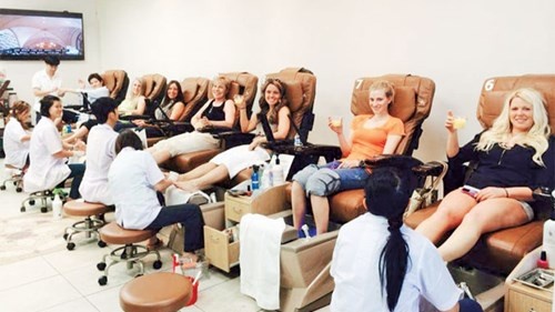 Một cơ sở mát - xa của người Việt.