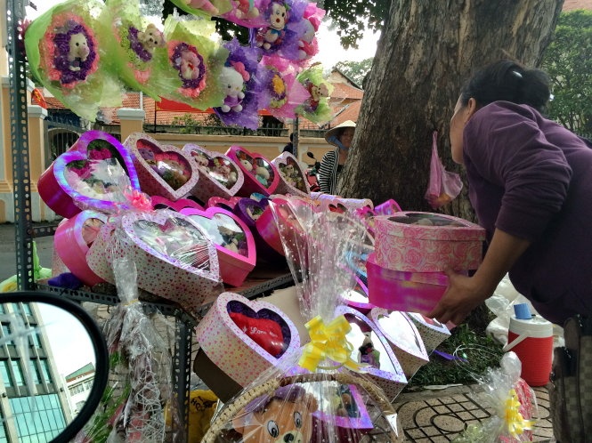 Hoa bày bán ế ẩm trên đường.