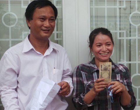 Niềm vui hiện rõ trên gương mặt chị Hồng ve chai và luật sư đại diện sau khi nhận được số tiền quy đổi khoảng <abbr class=