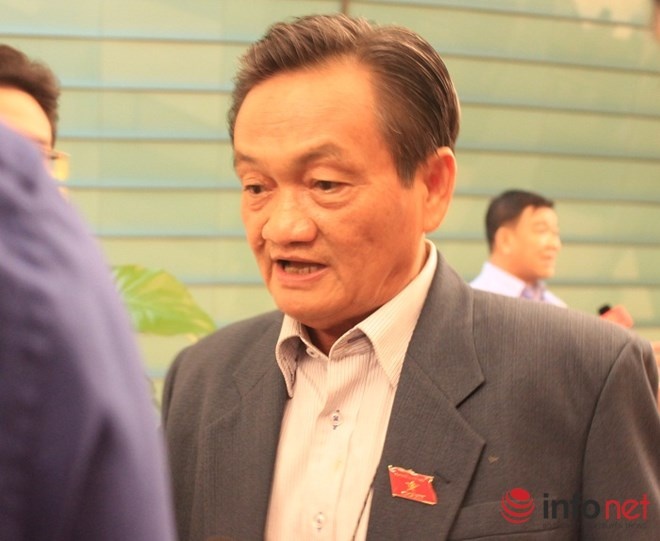 Đại biểu Quốc hội Trần Du Lịch trao đổi bên lề với báo chí.