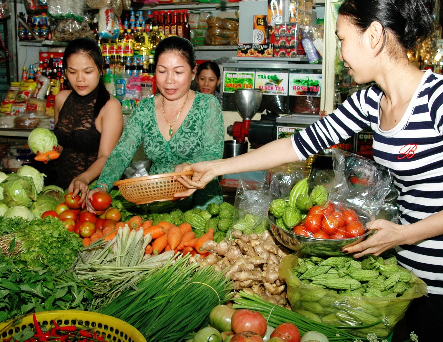 Gia rau xanh o TP HCM tang manh hinh anh